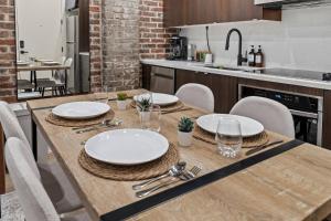 SLEEP 4 - Old City Philly - NEW Townhouse