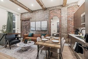 New Townhouse Sleep 4 Old City Walk to Everything!