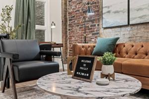 New Townhouse Sleep 4 Old City Walk to Everything!