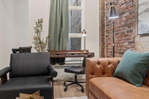 New Townhouse Sleep 4 Old City Walk to Everything!