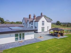 7 Bed in Whitchurch 95835