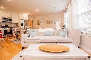 Stylish 2BR w Full Kitchen, Laundry & Cen Air