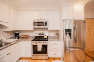Stylish 2BR w Full Kitchen, Laundry & Cen Air