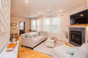 Stylish 2BR w Full Kitchen, Laundry & Cen Air