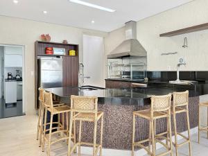 1 Suite - Churrasqueira - Piscina - AC - 200m do mar