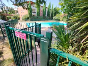 Appartements Studio calme dans une belle residence avec piscine • Parking • WiFi : photos des chambres