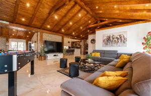 Nice Home In Turanj With Jacuzzi 