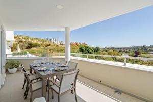 Ultimate Rentals - Elegant Apartment with Valley Views, Pool & Gym in Oceana Gardens