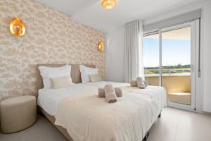 Ultimate Rentals - Elegant Apartment with Valley Views, Pool & Gym in Oceana Gardens