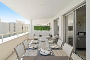 Ultimate Rentals - Elegant Apartment with Valley Views, Pool & Gym in Oceana Gardens