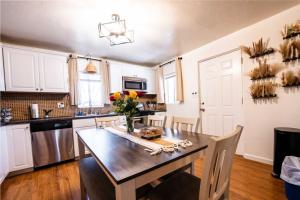 Pool, Deck, Fire-Pit - 5 min to UofA & Downtown