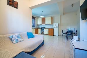 Sunny Retreat in Artemida by ΜΡS