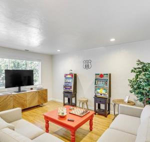 Game Night Condo, Downtown - Bsu - Darts & More!