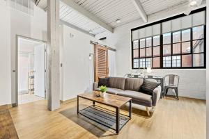 Charming DT Loft l Parking l Fast Wi-Fi l Café