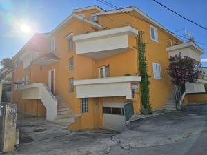 Apartments Sunflower by the sea