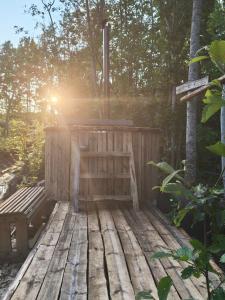 Off-grid forest glamping