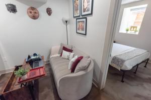 Chic Lower-Level Stay - Prime Walkable Locale