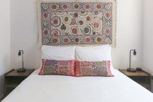 Chic Lower-Level Stay - Prime Walkable Locale