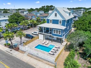 Epic 7BR Getaway: Pool, Game Room, Put-put, Beach
