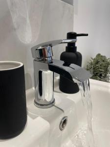 Central Brighton 1 Bed Flat Stylish Stay, Shops & Seafront Nearby by ZoneLink Properties Ltd