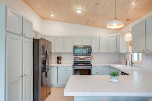 Snowmobile Trail On-Site Cozy Post Lake Retreat