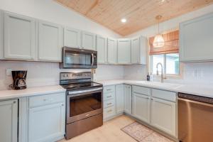 Snowmobile Trail On-Site Cozy Post Lake Retreat