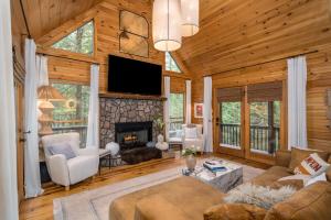 Blue Ridge Cabin Near Downtown Fire Pit and Hot Tub