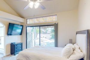 3BR Palm Tree Retreat - Pool and Putting Green