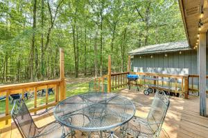 Less Than 3 Mi to Broken Bow Lake Hot Tub Haven!