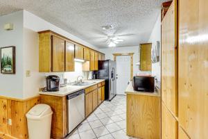 Less Than 3 Mi to Broken Bow Lake Hot Tub Haven!