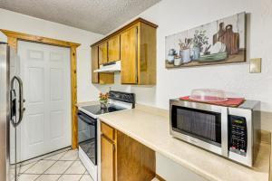 Less Than 3 Mi to Broken Bow Lake Hot Tub Haven!