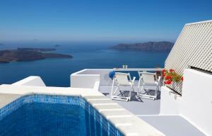 Honeymoon Suite with Private Hot Tub and Caldera View