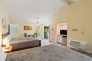 Studio with Pools and Private Deck Close to Water