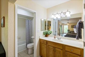 Studio with Pools and Private Deck Close to Water