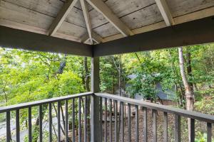 Studio with Pools and Private Deck Close to Water