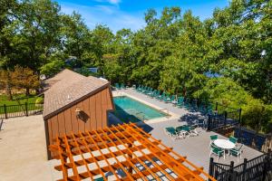 Studio with Pools and Private Deck Close to Water