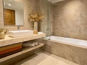 Coco Breeze Peaceful Sea-View Apartment