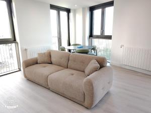 Unique 2 bedroom flat by Westham