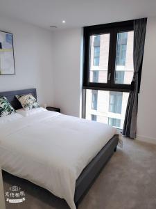 Unique 2 bedroom flat by Westham