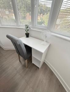 8 Bed Contractor Family Stays Free Private Parking