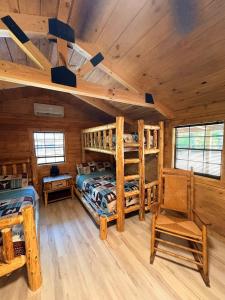 Hana Cabin sleeps 5 near Windrock general store
