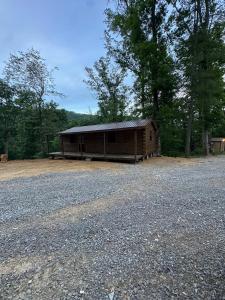 Hana Cabin sleeps 5 near Windrock general store