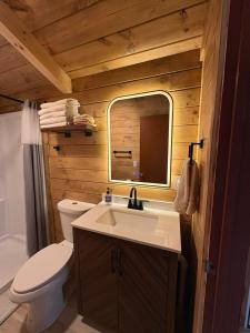 Hana Cabin sleeps 5 near Windrock general store