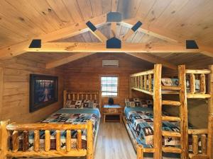 Hana Cabin sleeps 5 near Windrock general store