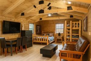 Hana Cabin sleeps 5 near Windrock general store