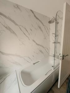 Modern Stay - Walk to Everything 4