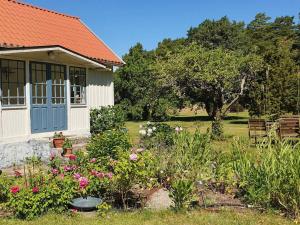 House with Guest Loft and Garden