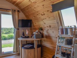 Joshuas Den - Uk40975