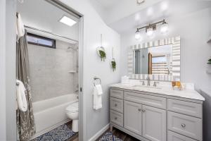 Cozy Stay in Waikiki with Diamond Head Peek & Free Parking