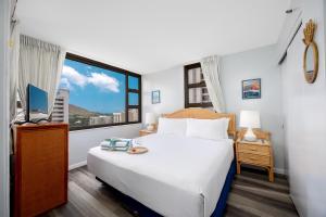 Cozy Stay in Waikiki with Diamond Head Peek & Free Parking